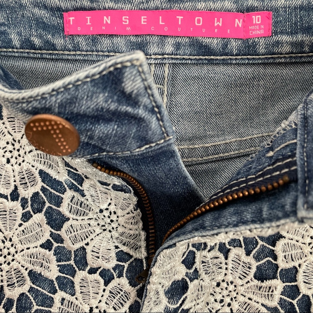 🫶 Tinseltown Lace Overlay Denim Shorts Boho Festival Floral Acid Wash Sz 10 - Picture 4 of 7
